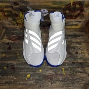 Mens sports shoes